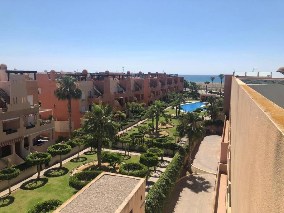 Bajo Con Jardin A Pie De Playa Y Piscina Comunitaria Con Jacuzzi Apartment Playas de Vera Luaran gambar