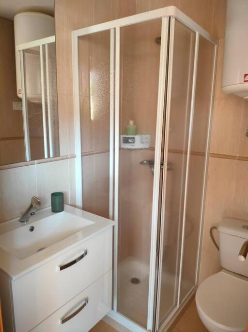Bajo Con Jardin A Pie De Playa Y Piscina Comunitaria Con Jacuzzi Apartment Playas de Vera Luaran gambar